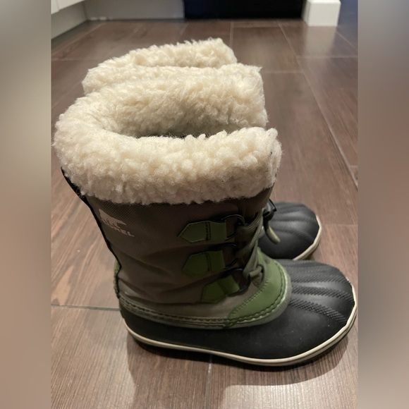 Kid’s Sorel snow boots, size 2. - Picture 3 of 5